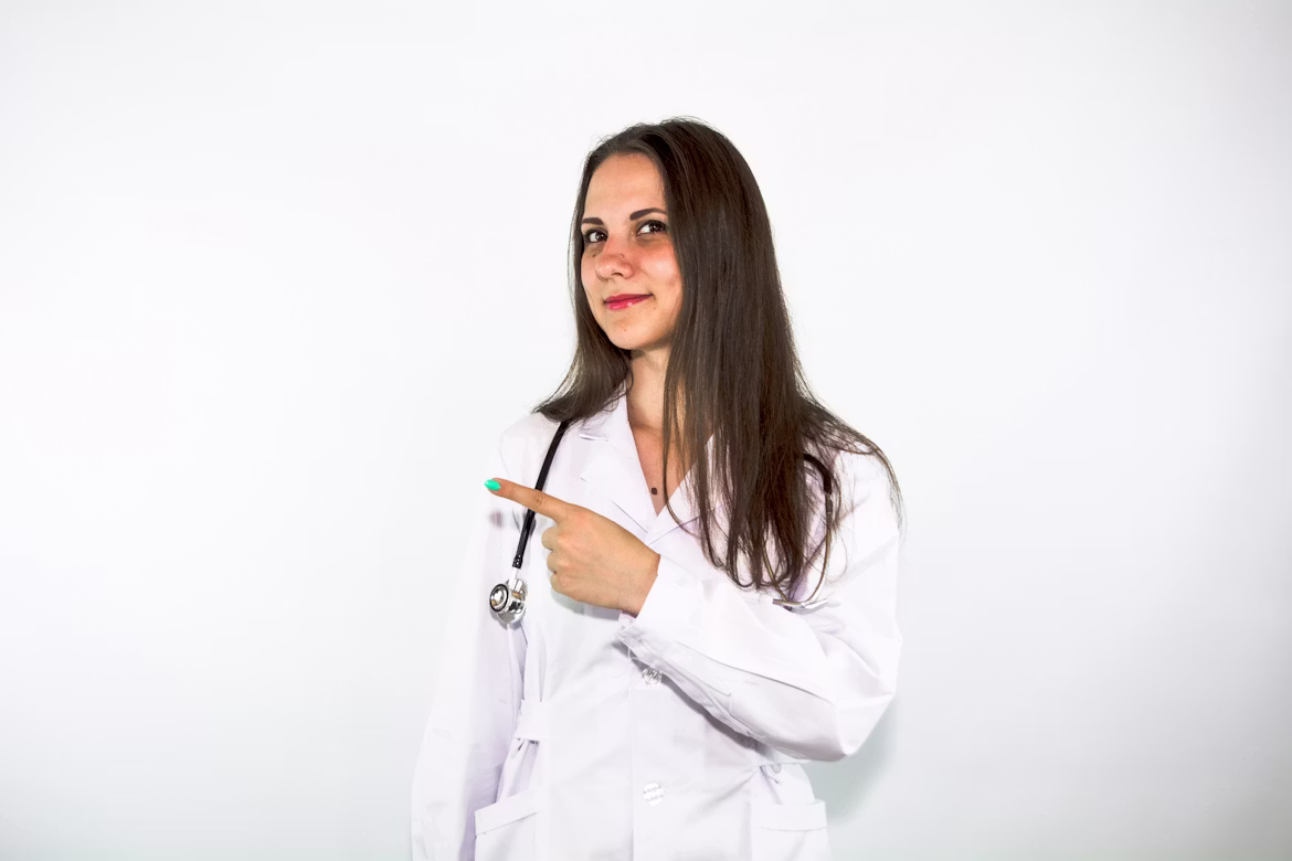 Médico explicando resultados de laboratorio a un paciente con diabetes en Houston