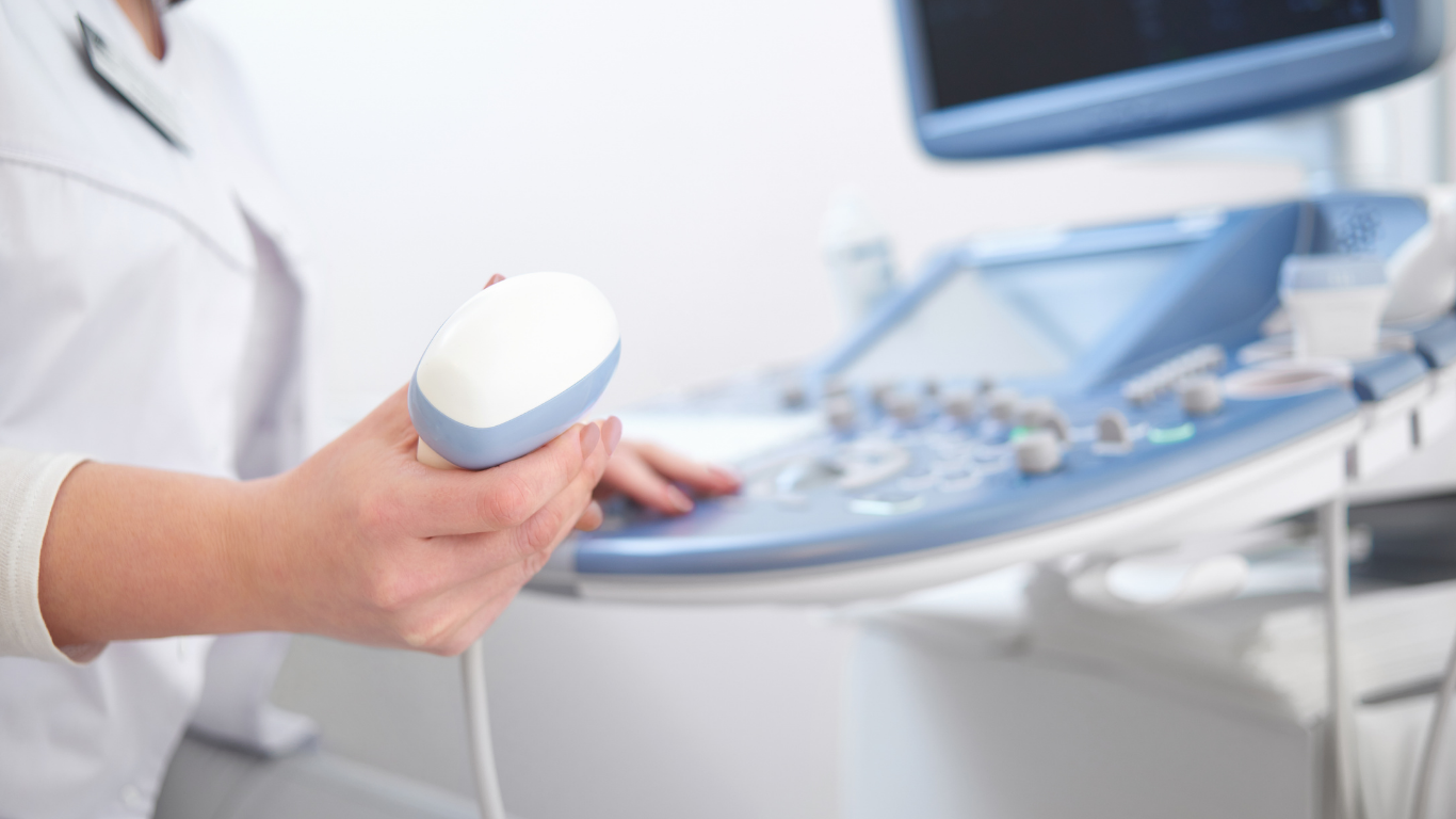 Médico realizando un ultrasonido diagnóstico en Houston
