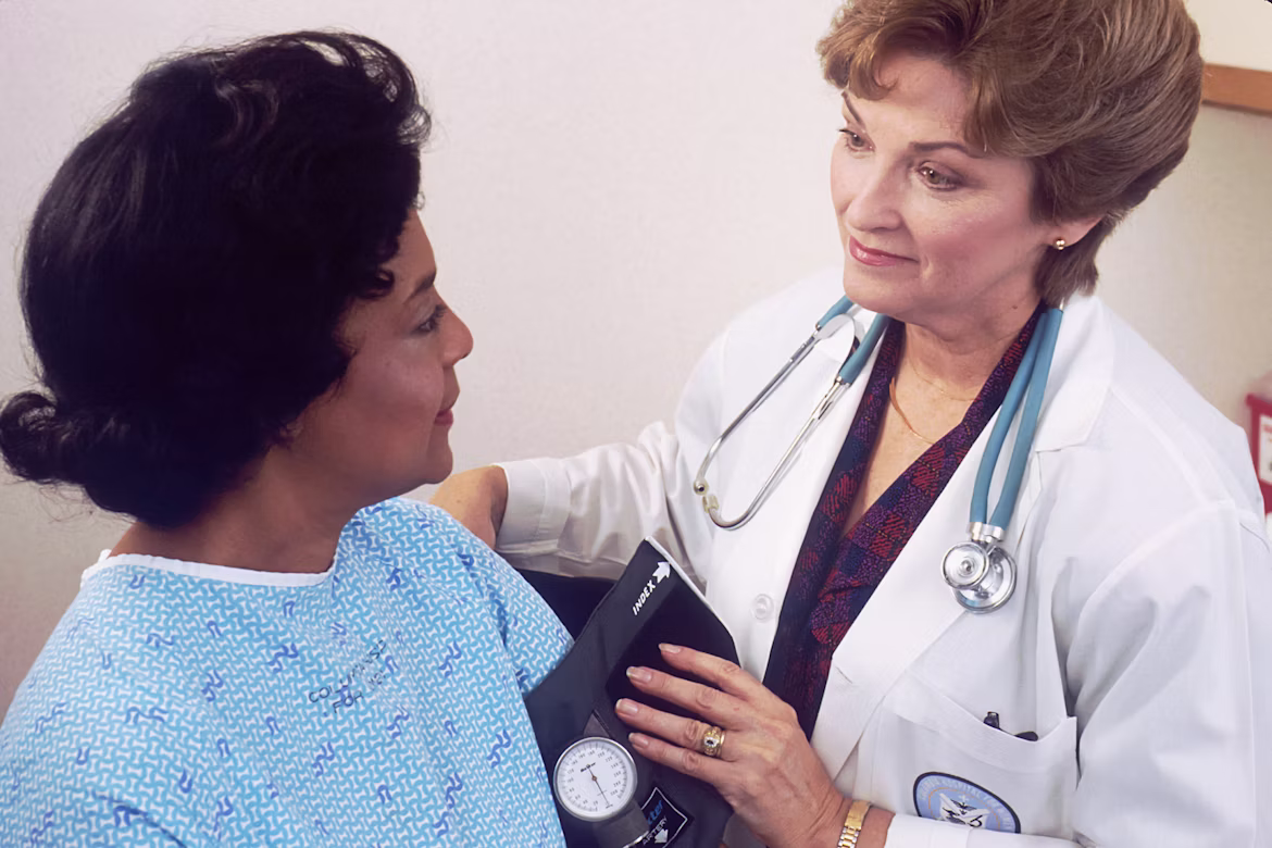 Médico revisando signos vitales de un paciente