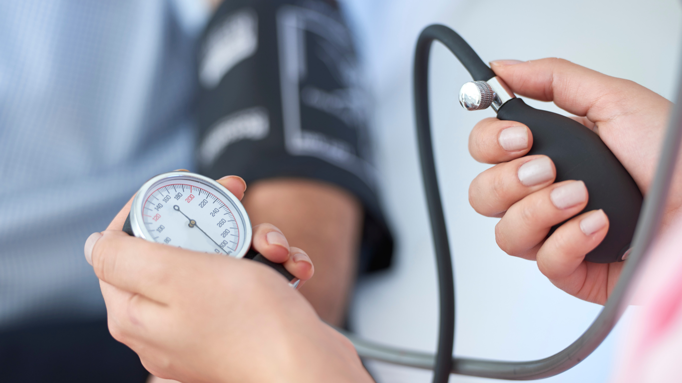 Cómo medir la presión arterial en casa: guía paso a paso