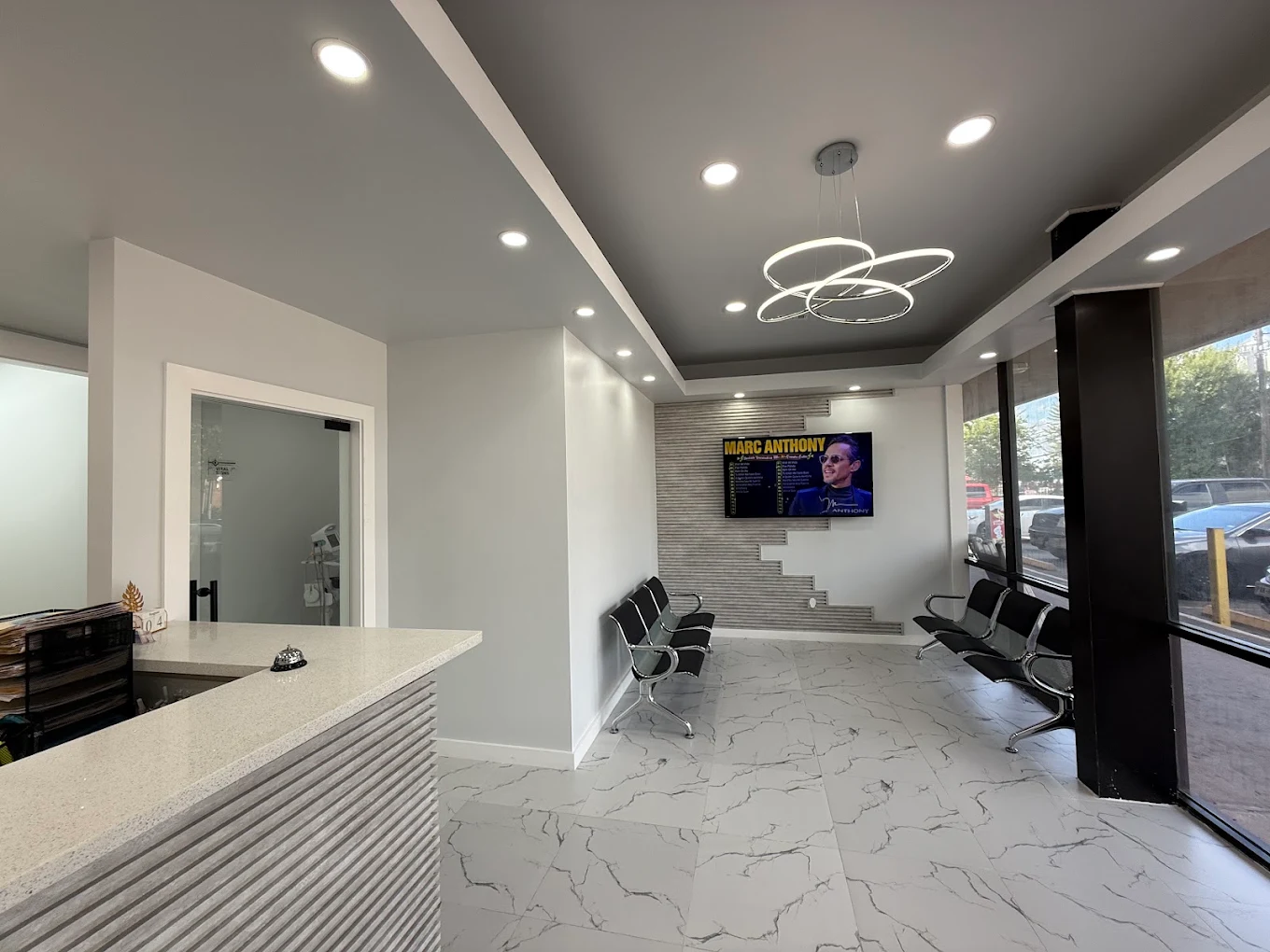 Recepción y sala de espera de la Clínica Hispana Nueva Salud Rampart en Houston