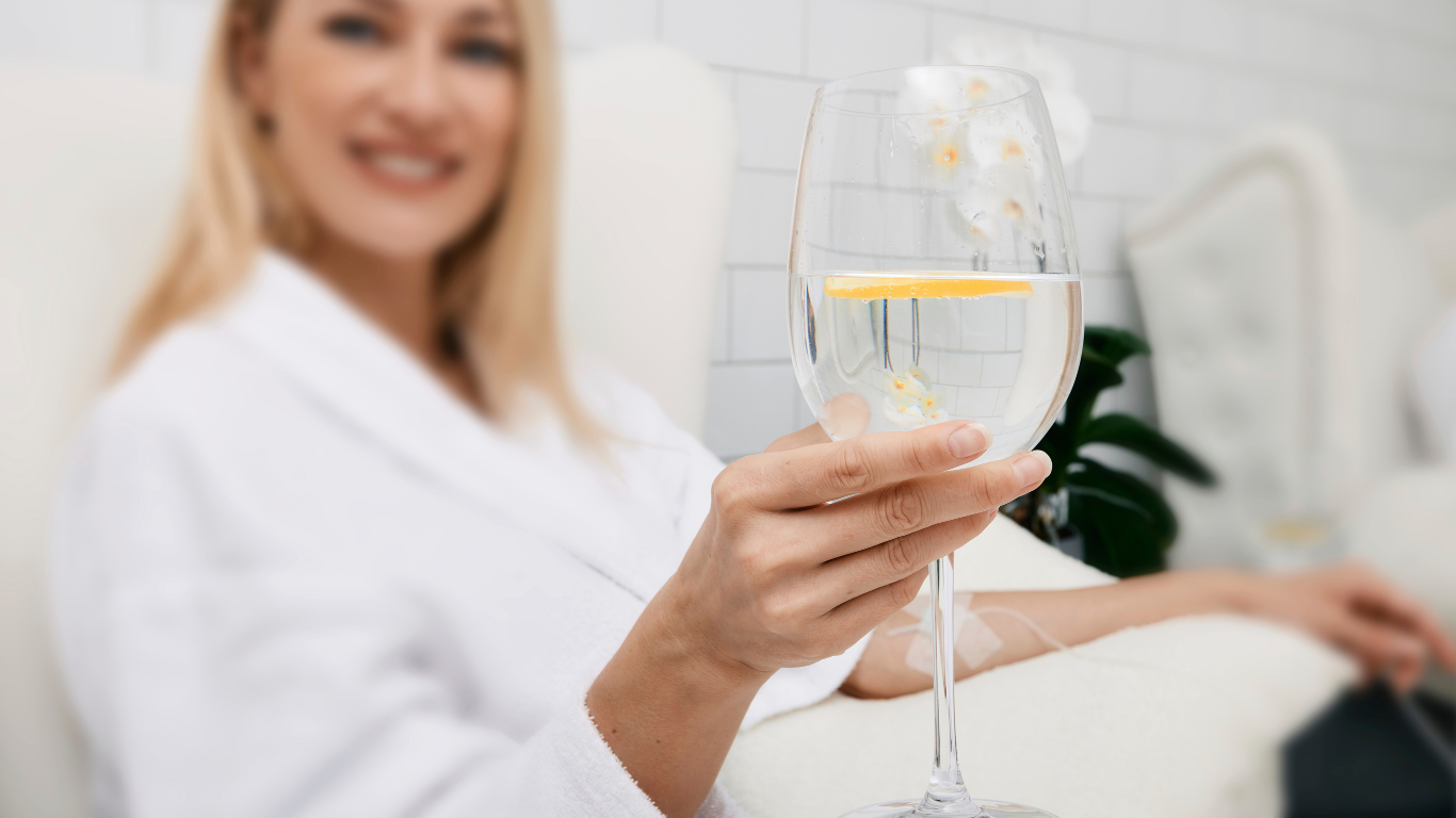 Paciente recibiendo terapia intravenosa bajo supervisión médica en Houston