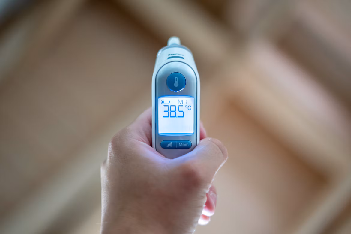 Medición oral de la temperatura con un termómetro digital colocado debajo de la lengua.