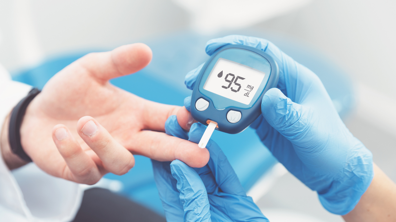 Médico revisando los niveles de glucosa de un paciente con diabetes en Houston