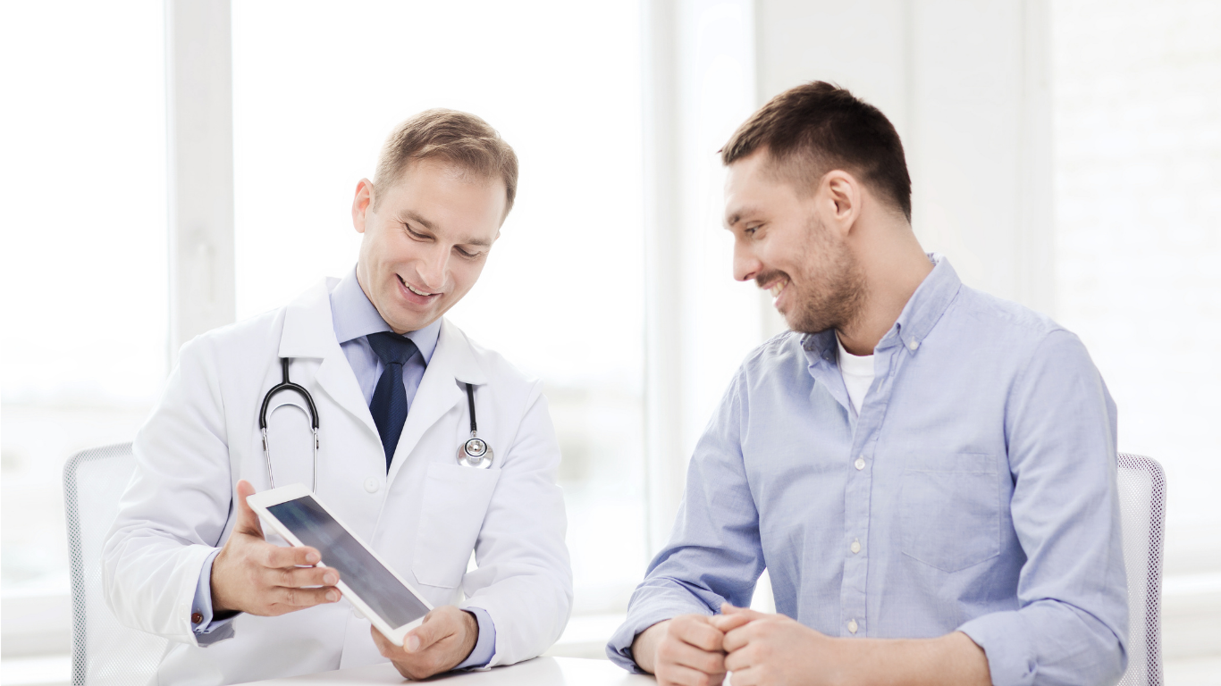 Médico explicando pruebas de ITS a un paciente