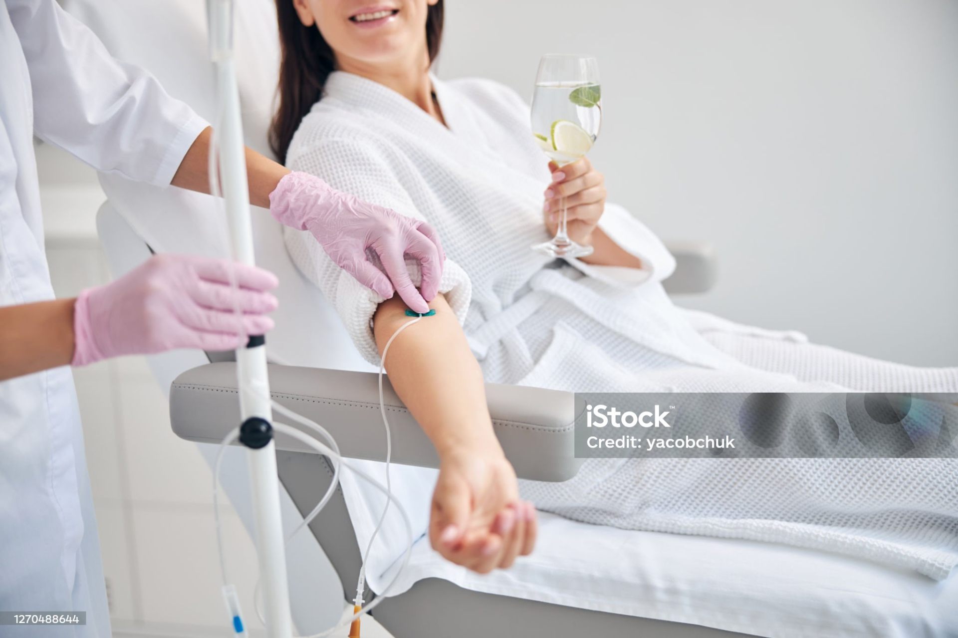 Personal médico monitoreando a un paciente durante una infusión intravenosa