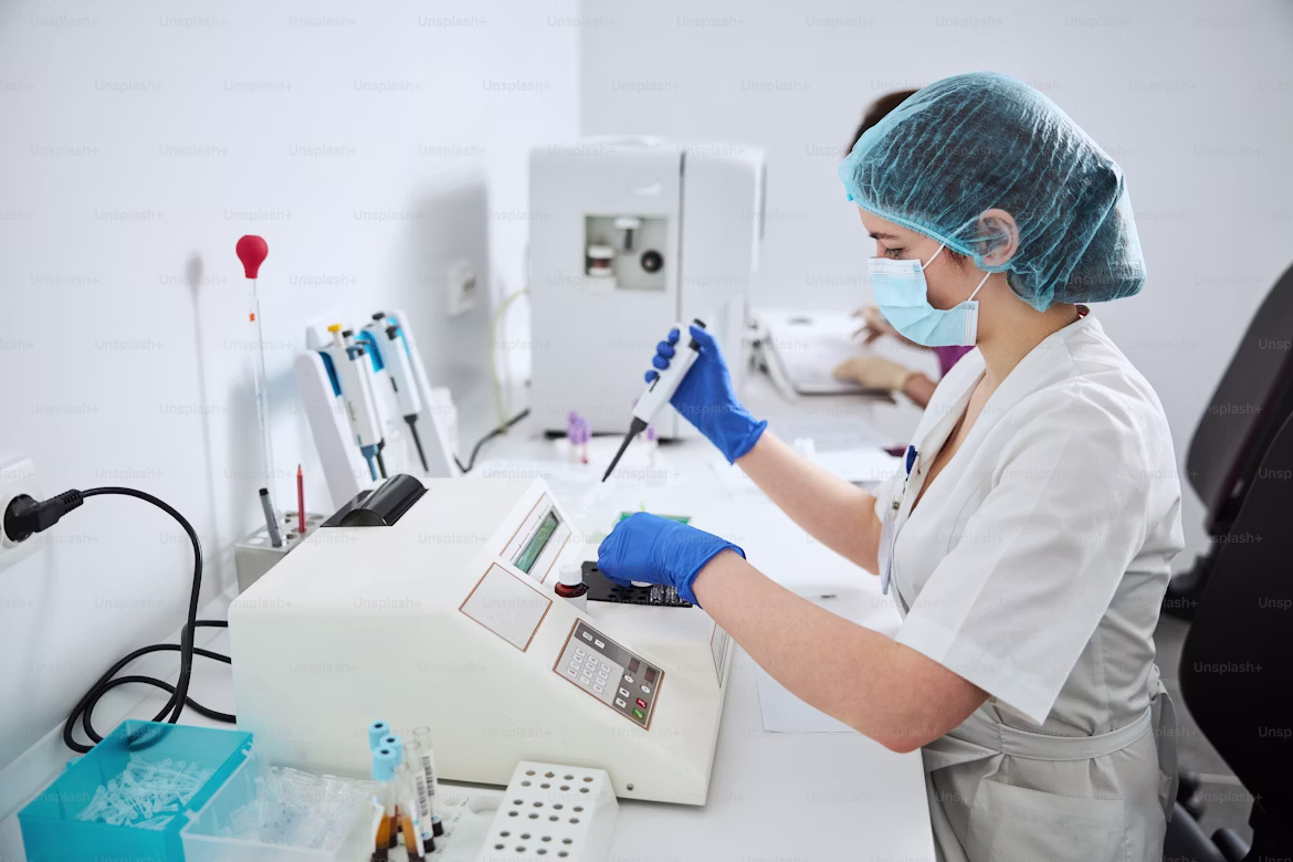 Paciente durante un examen de laboratorio en CLINICA HISPANA NUEVA SALUD RAMPART