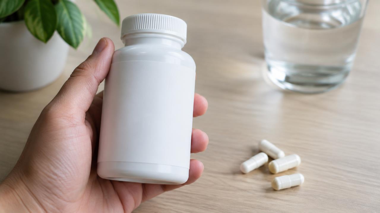 Etiqueta de suplemento vitamínico con información sobre su contenido de biotina